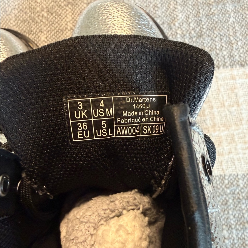 Dr Martens Jr 1460 Crinkle Silver Metallic Lace Up boots
SZ 4M - Picture 7 of 11